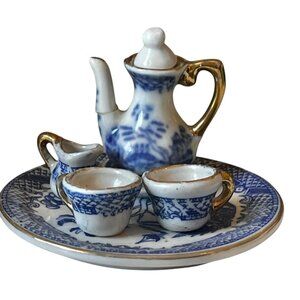 Miniature Blue Willow Pattern Dollhouse Tea Set Porcelain 7-Piece Collectible W/